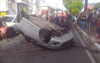 Bando de três homens que fazia arrastão capota durante perseguição policial