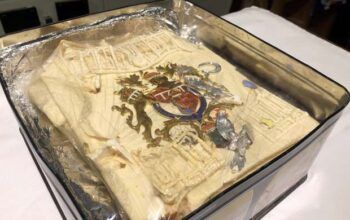 Bolo do casamento de Lady Di e do príncipe Charles permanece intacto após 40 anos