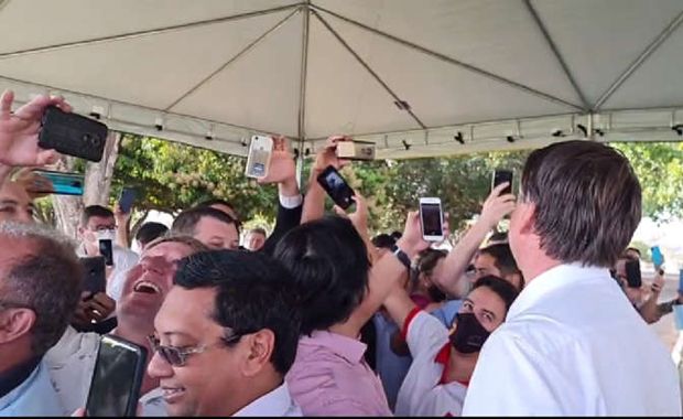 Bolsonaro chama de ‘idiota’ quem defende comprar feijão em vez de fuzil