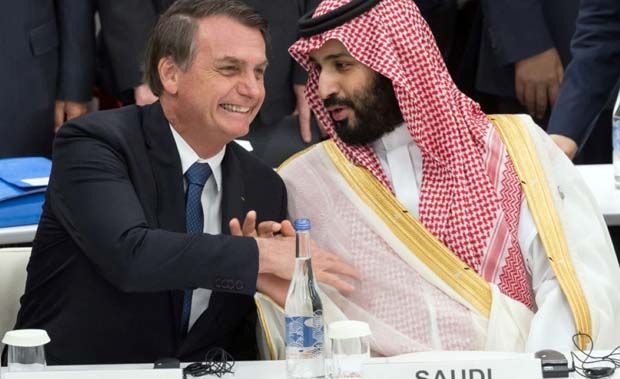 Bolsonaro conversa com príncipe acusado de matar jornalista