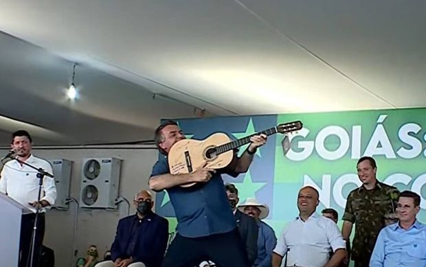 Bolsonaro diz a evangélicos que não será preso e faz “fuzil” com violão (vídeo)