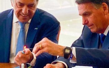 Bolsonaro leva bolo ao embaixador argentino
