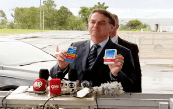 Bolsonaro nega ser charlatão e diz que deu alternativa com cloroquina