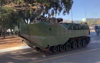 No dia da votação da PEC do voto impresso, Bolsonaro participa de exibição de comboio militar em Brasília