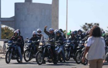 Bolsonaro participa de motociata e em Brasília