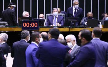 Câmara rejeita e arquiva PEC do voto impresso mesmo com ameaça de tanques na Praça dos Três Poderes