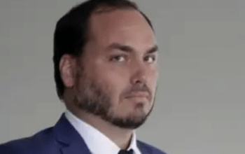 Carlos Bolsonaro liga para o pai com medo de ser preso, diz colunista