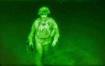 Donahue foi o último militar a sair de Cabul. Momento ficou registrado