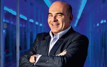 Dono da RedeTV é flagrado curtindo vídeo pornô trans