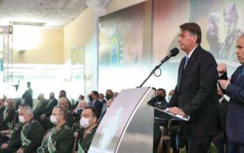 Em cerimônia no Planalto locutor avisa: “O uso de máscara nesta cerimônia é… opcional”; veja vídeo