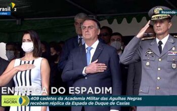 Entrega do espadim, Bolsonaro usa emissora pública pra transmitir evento militar