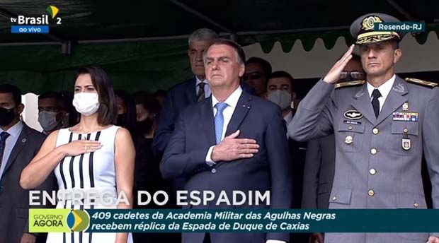 Entrega do espadim, Bolsonaro usa emissora pública pra transmitir evento militar