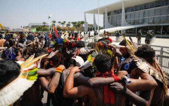 “Esse tipo de gente quer voltar ao poder”, diz Bolsonaro sobre ato indígena