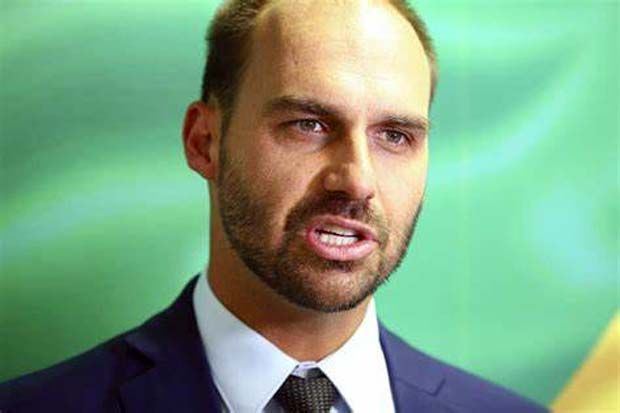 Filhos de Bolsonaro atacam TSE por bloqueio de verbas a canais bolsonaristas