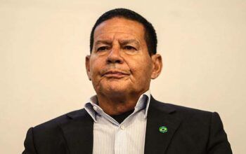 General Mourão não participa de exibição de comboio militar na Esplanada dos Ministérios