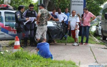 Homem com tornozeleira eletrônica é executado por ocupantes de um carro enquanto caminhava