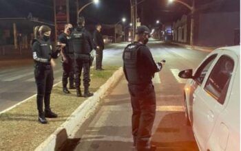 Homem flagrado fazendo sexo oral com carro em movimento é preso