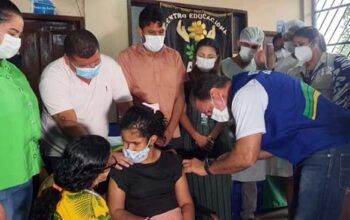 Menina de 13 anos que sobreviveu à Covid-19 no Iranduba é a primeira adolescente vacinada do interior do Amazonas