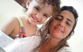 Menina de 2 anos morre por choque elétrico em carregador de celular