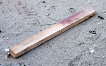 Menino de 10 anos agredido pela mãe a golpes e perna-manca tem os dedos fraturados; a agressora foi presa