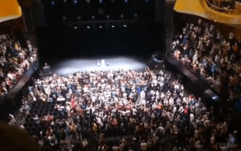 Multidão grita “Fora Bolsonaro” no show de Caetano Veloso em Paris; veja vídeo