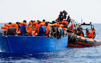 Navios com 379 migrantes no Mediterrâneo pedem porto para desembarcar