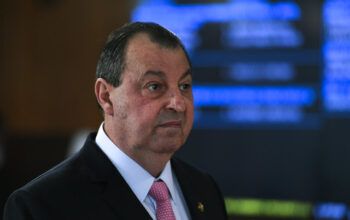 Omar Aziz diz que Bolsonaro mente até no ato de defecar