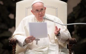 Papa Francisco faz apelo por vacinação: "demonstra um ato de amor para com os mais frágeis"