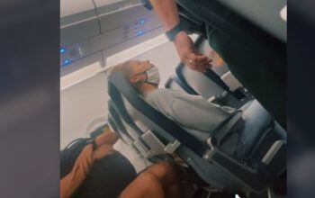 Passageira acende cigarro dentro de avião e é expulsa do voo (vídeo)