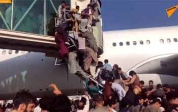 Pelo menos 3 afegãos morrem após militares dos EUA abrirem fogo no aeroporto de Cabul (VÍDEO)