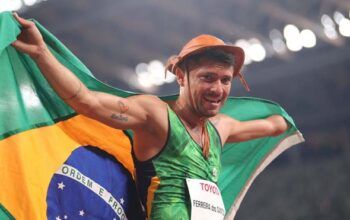 Petrúcio Ferreira é bicampeão nos 100m e quebra recorde na Tóquio 2020