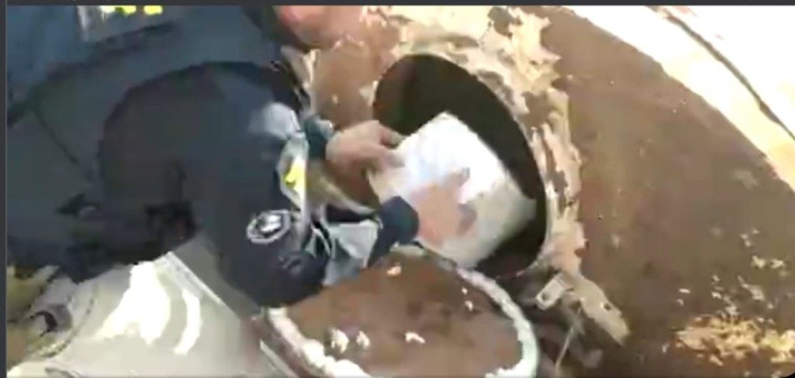 Policial para abastecer viatura e apreende mais de 5 toneladas de maconha; veja vídeo