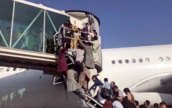 Testemunhas relatam tiros e desespero em tentativa de fuga em massa de Cabul