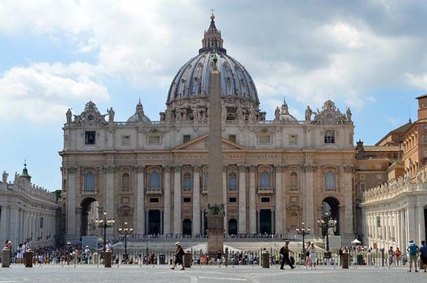 Vaticano pune ex-arcebispo polonês após investigações sobre abuso sexual