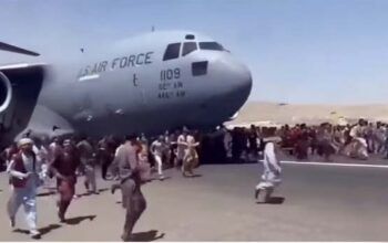 Vídeo mostra desespero no aeroporto do Afeganistão e pessoa caindo de avião decolando
