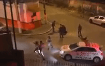 Vídeo mostra pancadaria entre policiais e civis em abordagem