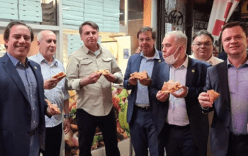 Bolsonaro dá vexame em Nova York e é obrigado a comer pizza na rua
