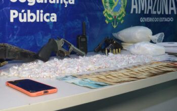 Homem é preso no Japiim com quase 1kg de cocaína, armas e dinheiro