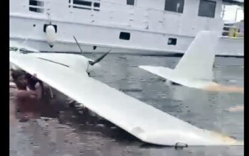 Avião de pequeno porte cai no rio Negro e piloto foge após ser resgatado