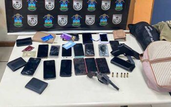 Bandidos atiram contra PMs; dois morrem e três são presos após carro capotar