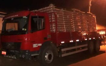 Bandidos atiram em caminhão e roubam carga; carroça e van ajudaram a levar produtos