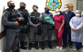 Bebê recém-nascido abandonado em uma carro velho é resgatado pela polícia