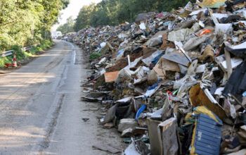 Bélgica empilha 90 mil toneladas de entulho em rodovia após enchentes