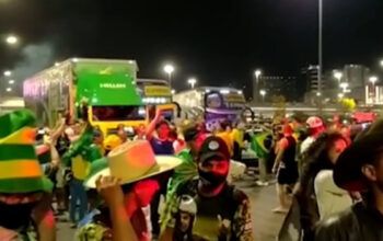 Bolsonaristas pressionam e PM libera caminhões na Esplanada (vídeo)