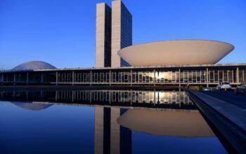 Câmara derruba veto de Bolsonaro e mantém proibição de despejos na pandemia