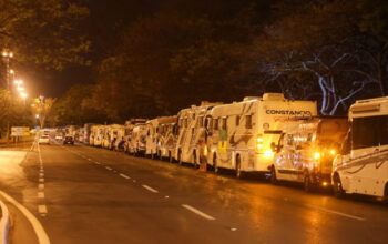 Caravana bolsonarista de trailers e ônibus toma pista no DF na véspera do Sete de Setembro