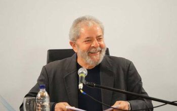 Data Folha aponta Lula na frente de Bolsonaro e diz que no 2º turno venceria por 56% contra 31%