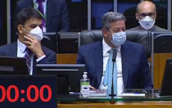 Deputado xinga Arthur Lira sem saber que microfone estava ligado: "filho da p*" (vídeo)