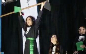 Filha de agricultores leva enxada à colação de grau em Medicina para homenagear os pais