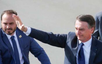 Funcionários fantasmas de Carlos Bolsonaro tinham como endereço a casa de Jair Bolsonaro